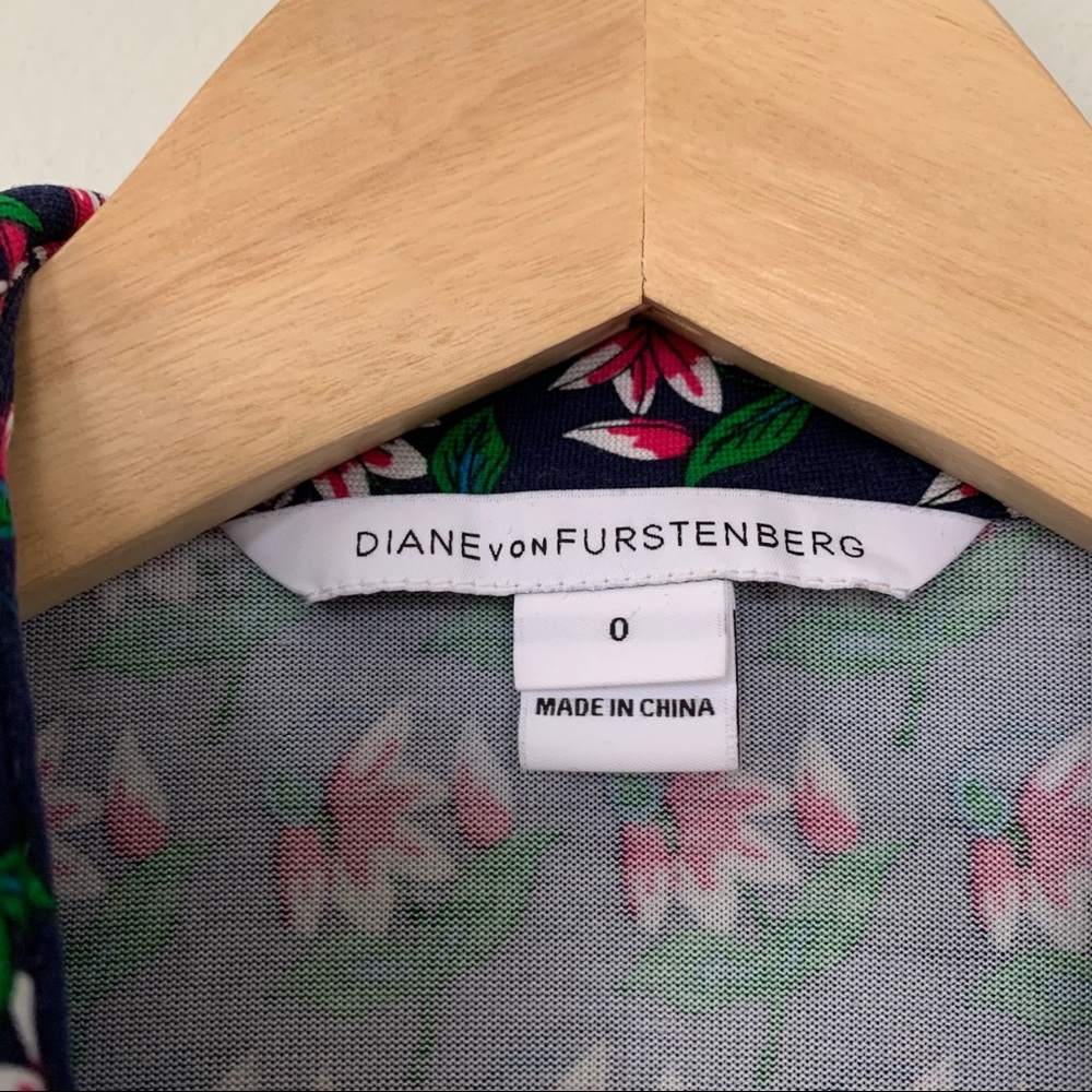 DVF Celeste 100% Silk Jersey Wrap Romper floral - Picture 10 of 10
